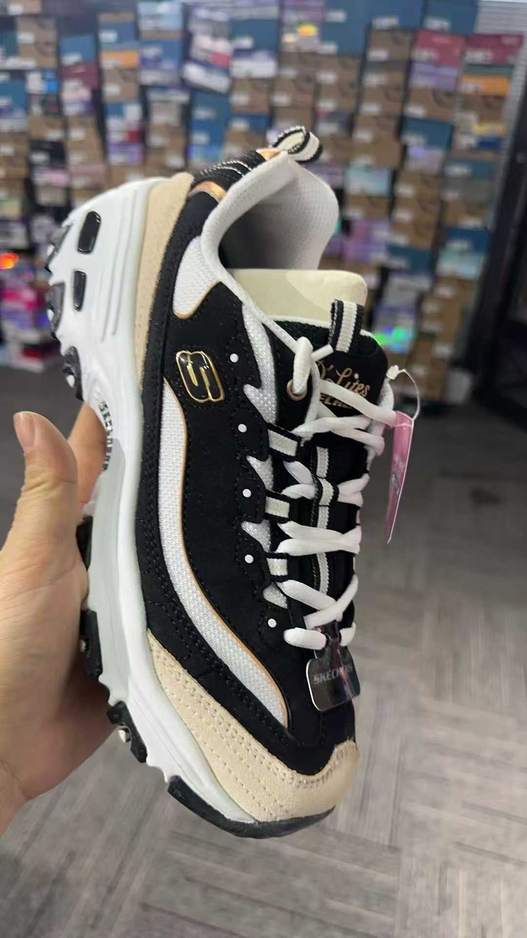 Skechers stock photo 18